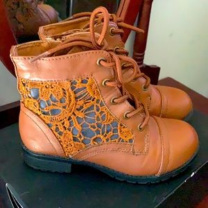 Brown girls decorated boot